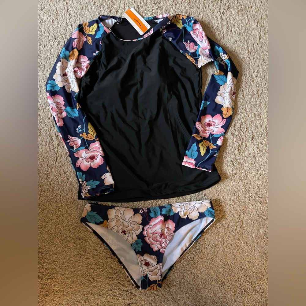 NWT Two piece-rash hairs w/bikini bottoms. Has built in cup pads. Size XL